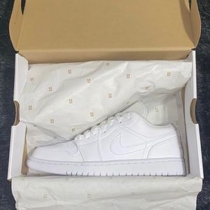 Air Jordan 1 Low Triple White Size: W 8.5 / Gs 7